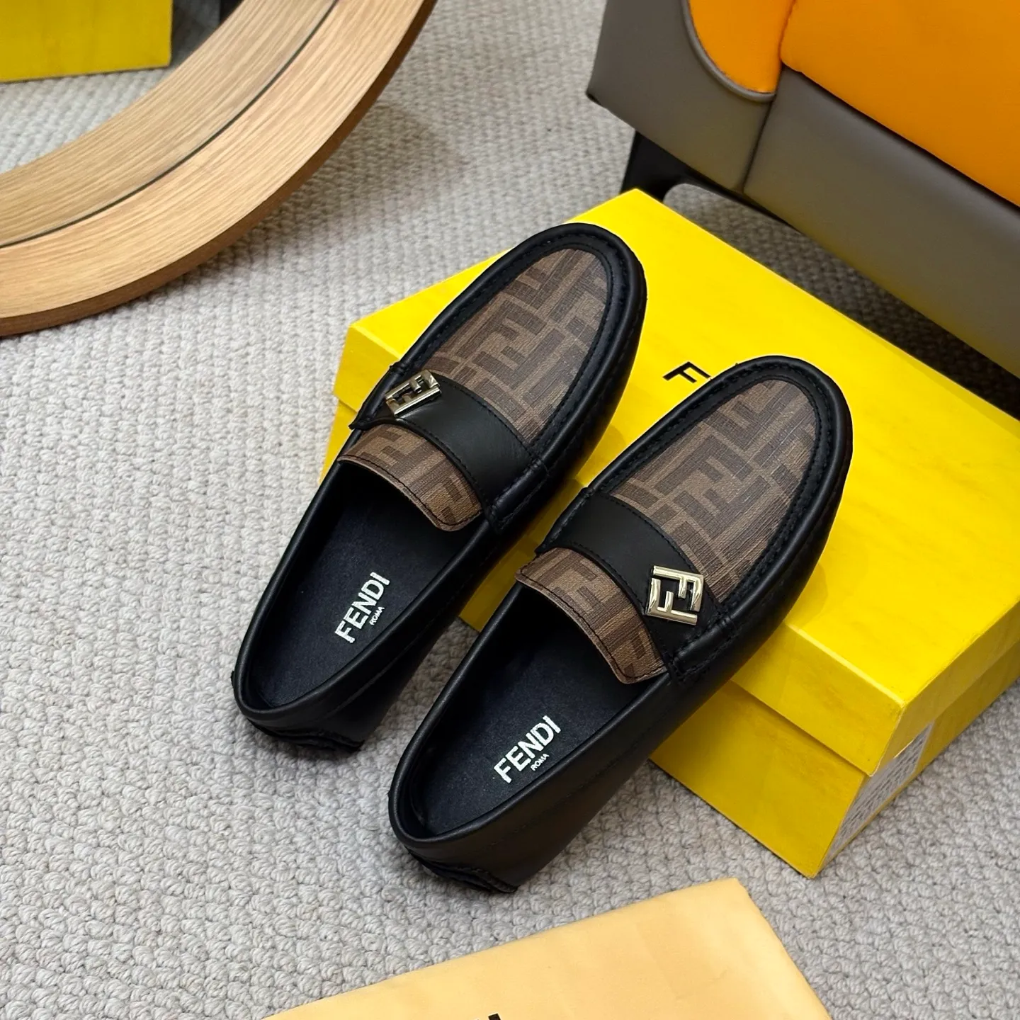 Men's shoes 💰420 [FENDI Fendi] 2⃣️0⃣️2⃣️5️⃣New Milan men's fashion lazy catwalk style ✅ fashionable casual beanie shoes, imported calfskin fabric, super smooth texture, sweat-absorbent and breathable, (sheepskin lining). Metal LOGO on the shoe body, Medusa avatar, irregular avatar, high-end craftsmanship logo✅ French Loft set foot design style 👟Low-key and elegant, great on-foot effect... Men's shoe size: 38-46 (4-12)